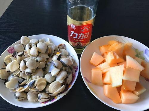 晚餐吃一整个哈密瓜,甜蜜滋味尽享健康生活